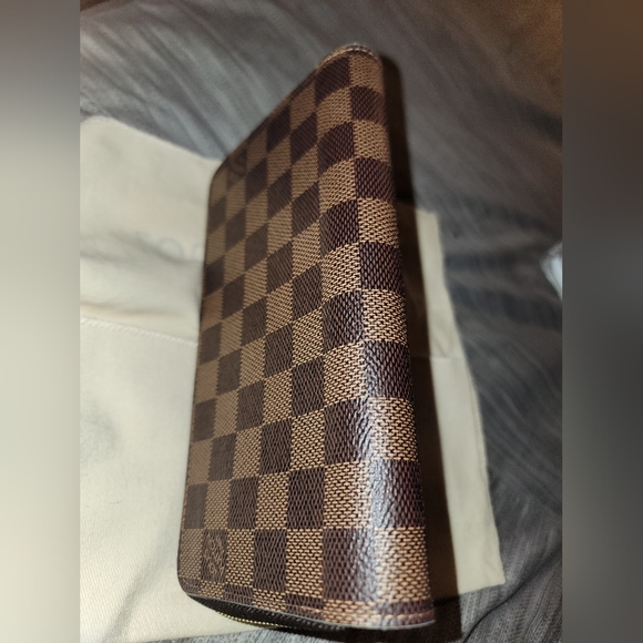 **SOLD**Authentic* Louis Vuitton Zippy Wallet - Picture 7 of 12